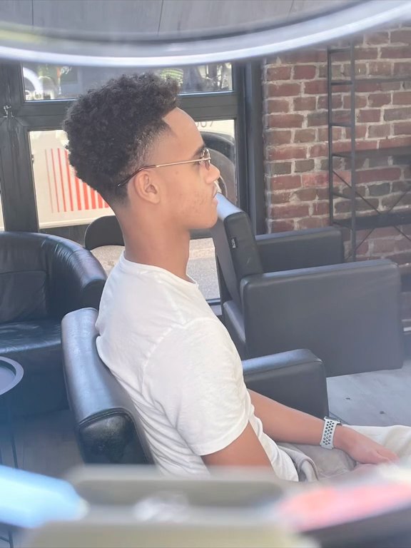 Afro med taper fade, profil