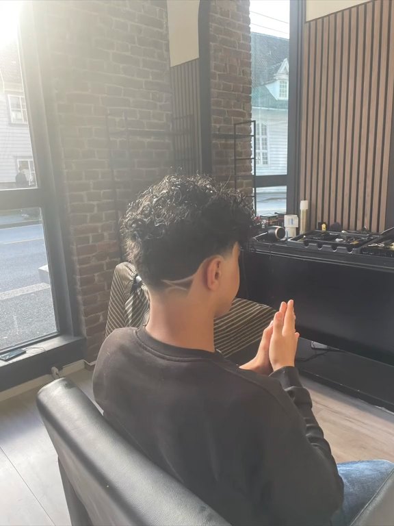 Krøller med fade og design, ved vinduet