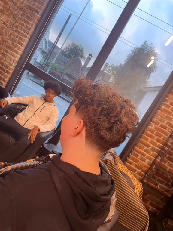 Krøllete topp med lav fade