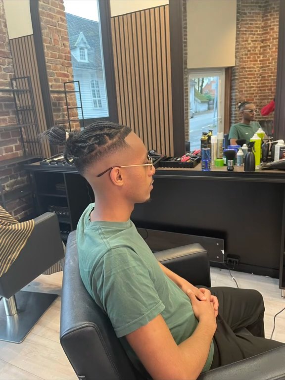 Taper fade med design, sett fra siden i salongen